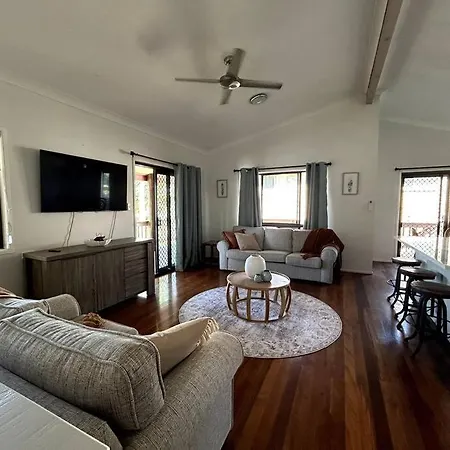 Beachside Modern Cedar Home Emu Park Exterior photo