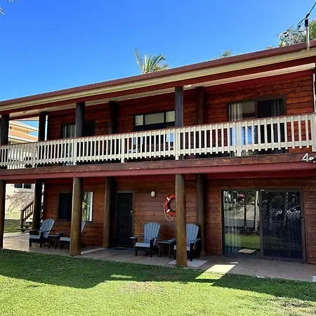 Beachside Modern Cedar Home Emu Park Exterior photo