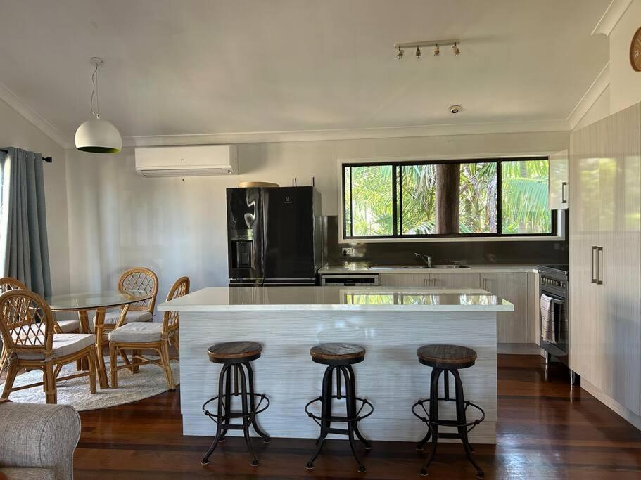 Beachside Modern Cedar * Emu Park